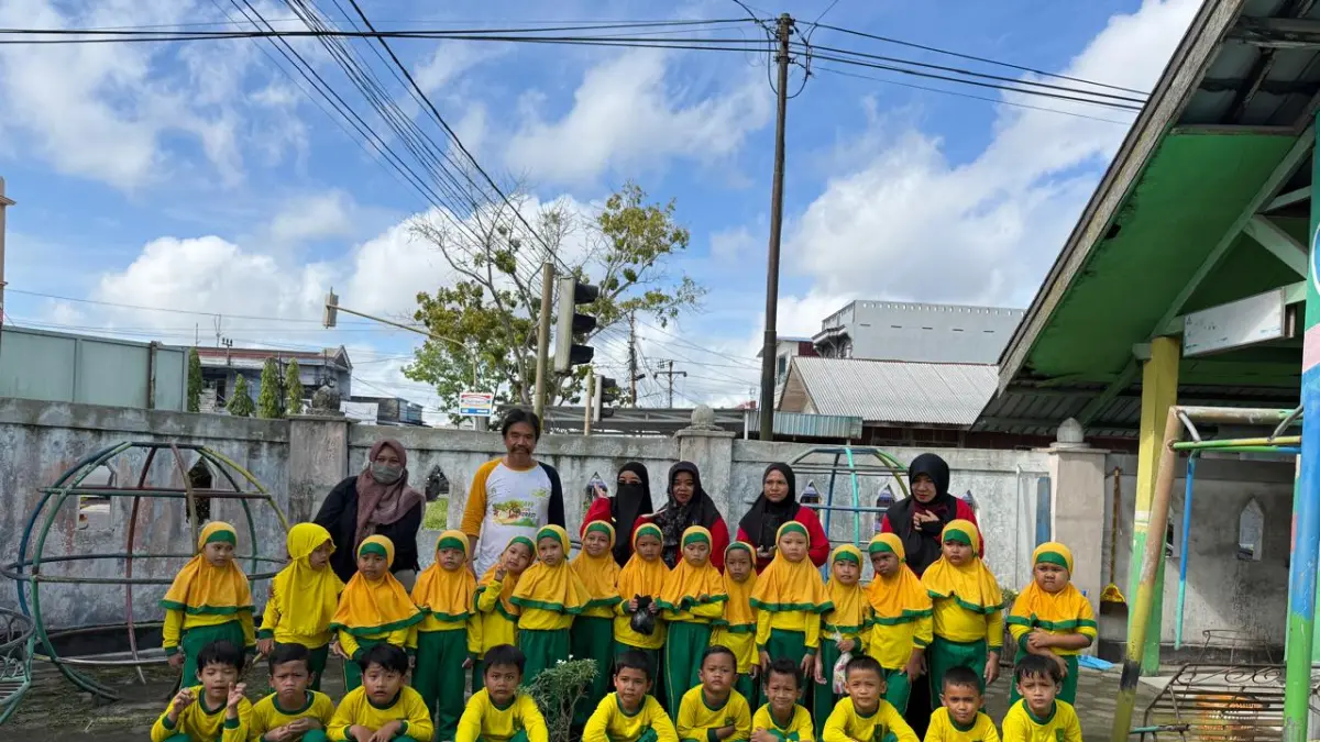 TK Aisyiyah 1 Sampit mengajak anak anak mengenal lingkungan lebih dekat melalui kegiatan menanam menggunakan media tanam carbon farming atau pertanian karbon, Jumat (8/5/2026).
