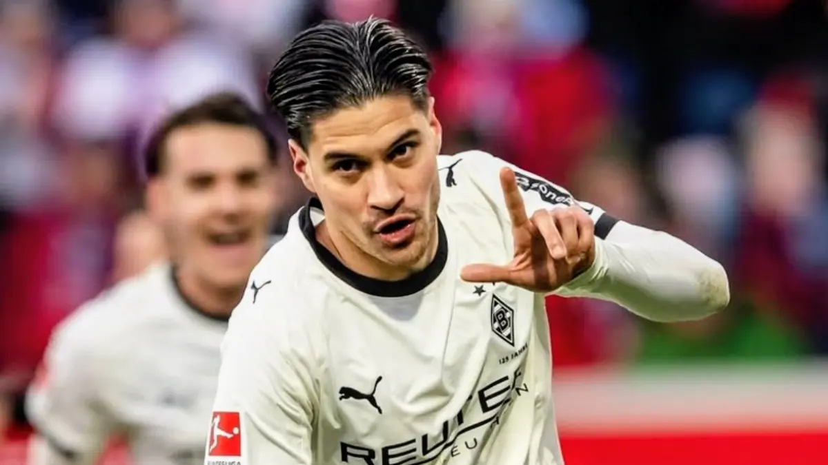 Aksi Kevin Diks usai mencetak salah satu golnya di Bundesliga.(net)
