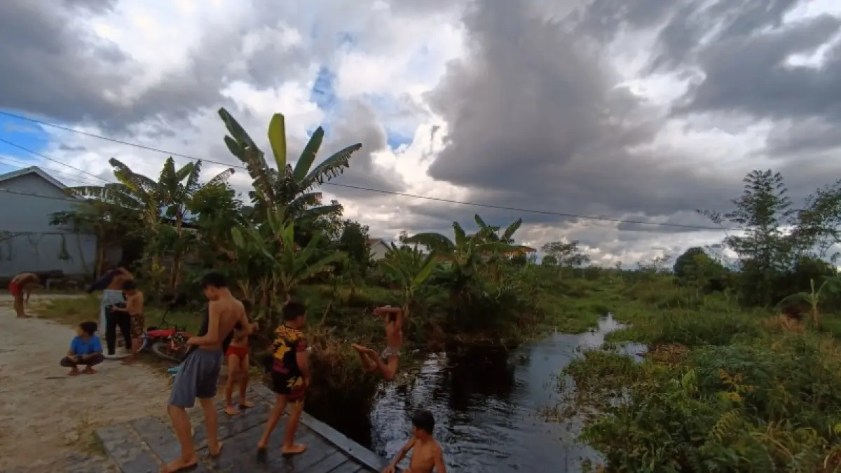 Awan hujan berada di atas langit Sampit, Kabupaten Kotawaringin Timur. (Usay Nor Rahmad/Radar Sampit)&nbsp;