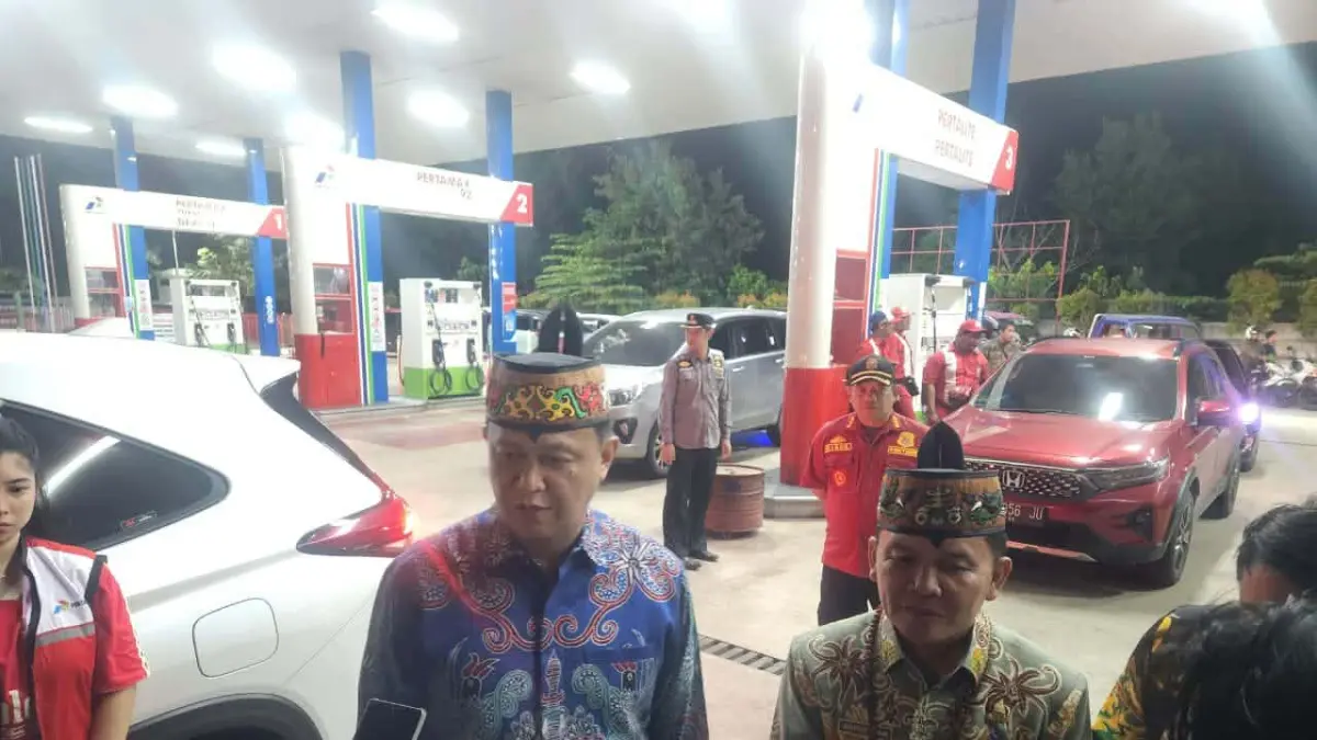 Gubernur Kalteng dan jajaran forkopimda Kalteng saat inspeksi mendadak ke sejumlah SPBU di Palangka Raya, Kamis (7/5) malam.(Dodi/radarsampit)