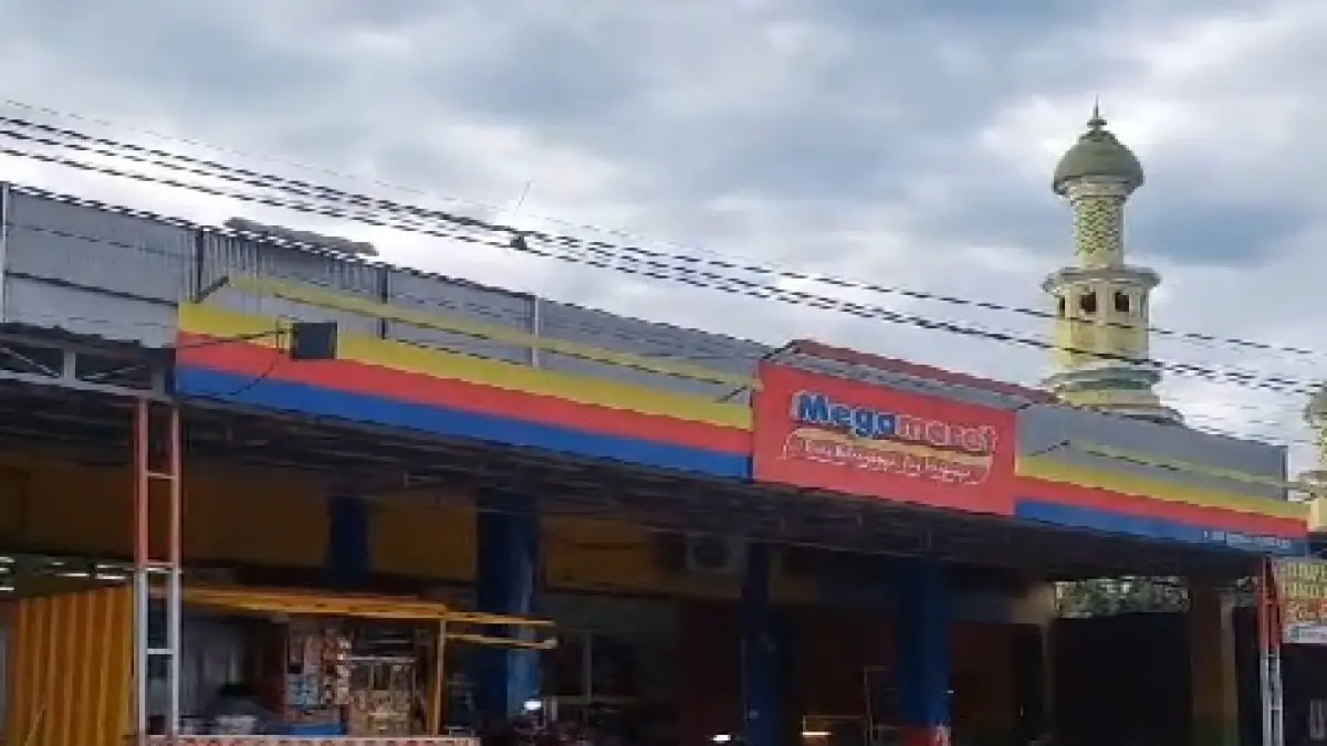 Megamart di Jalan Jenderal Sudirman, simpang Masjid Agung Riyadlush Shalihin, RT 10, Kelurahan Sidorejo, Kecamatan Arut Selatan, Kabupaten Kotawaringin Barat dibobol maling, Sabtu 9 Mei 2026 dinihari. (koko/radar sampit)