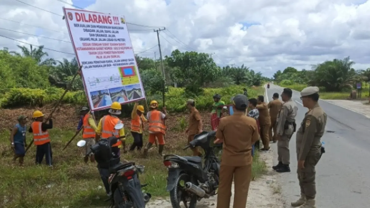 Pemasangan baleho larangan mendirikan bangunan di bahu jalan dan drainase &nbsp;di Jalan Ahmad Shaleh, penghubung Pangkalan Bun dan Kotawaringin Lama, belum lama ini. (ist)