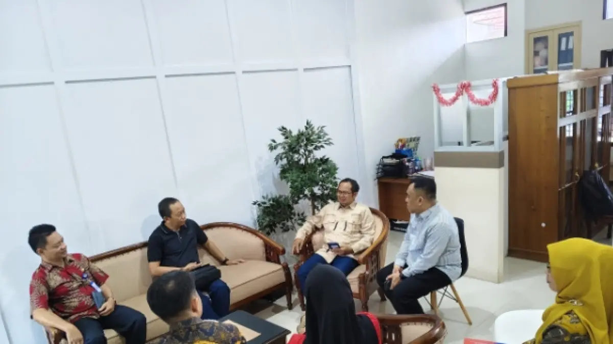 Plt Kadishub Kotawaringin Barat dan tim aset Pemkab Kotawaringin Barat menyerahkan berkas pensertifikatan bandara baru Desa Sebuai kepada ATR/BPN Kalteng, Jumat 8 Mei 2026. (ist)