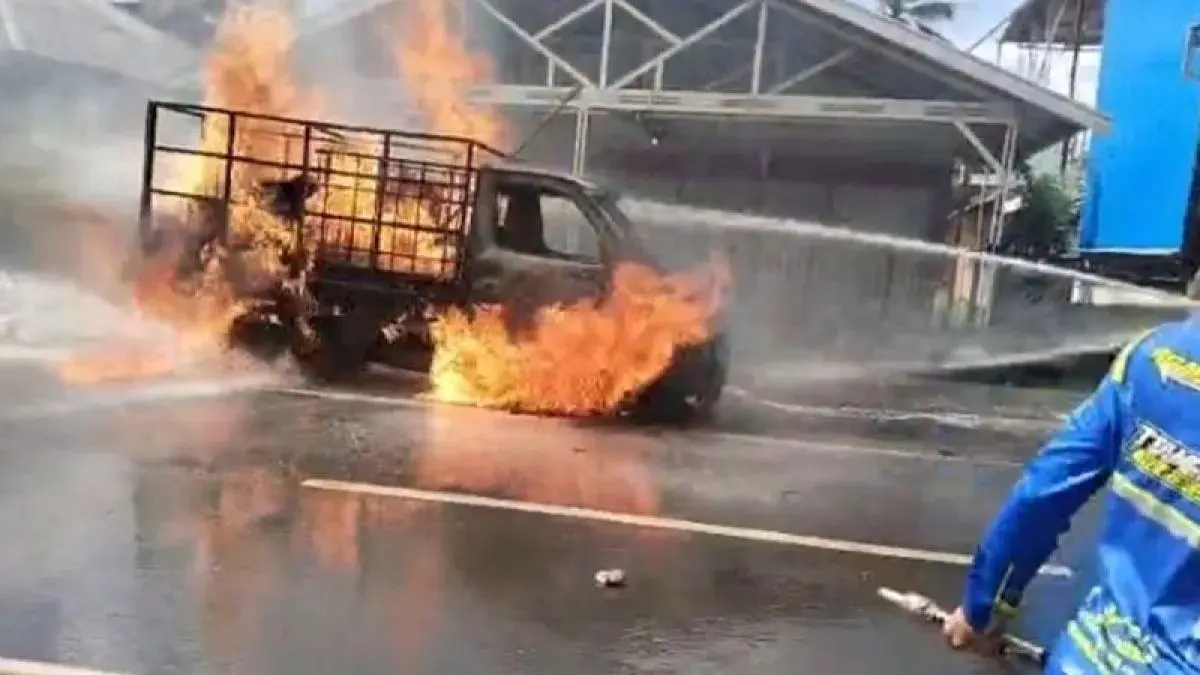 Sebuah mobil pikap bermuatan BBM terbakar di Jalan Pemuda Km 25, Kelurahan Palingkau Lama, Kecamatan Kapuas Murung, Kabupaten Kapuas, Jumat (8/5/2026). ANTARA