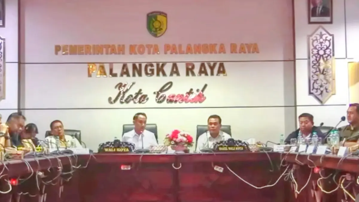 Suasana rapat lintas instansi Pemkot Palangka Raya, menyikapi antrean BBM, pada Kamis malam (8/5).