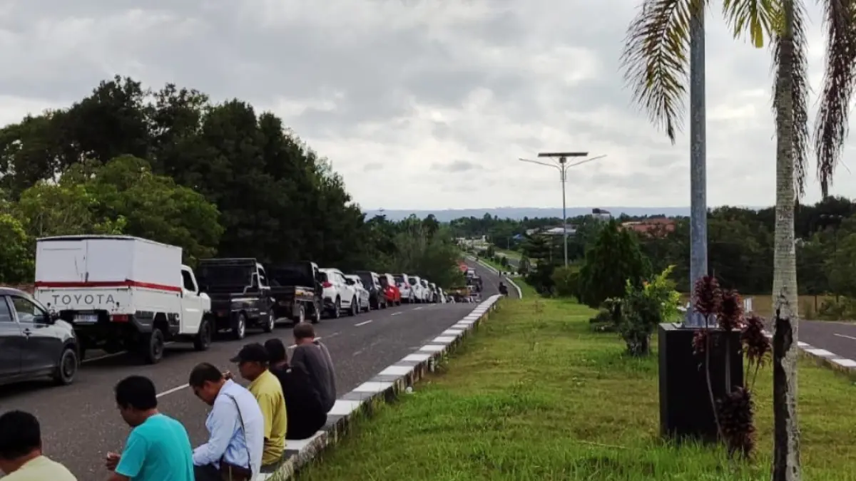 Antrean panjang yang masih saja terjadi di SPBU Kuala Kurun, Minggu (10/5).(Arham Said/radarsampit)