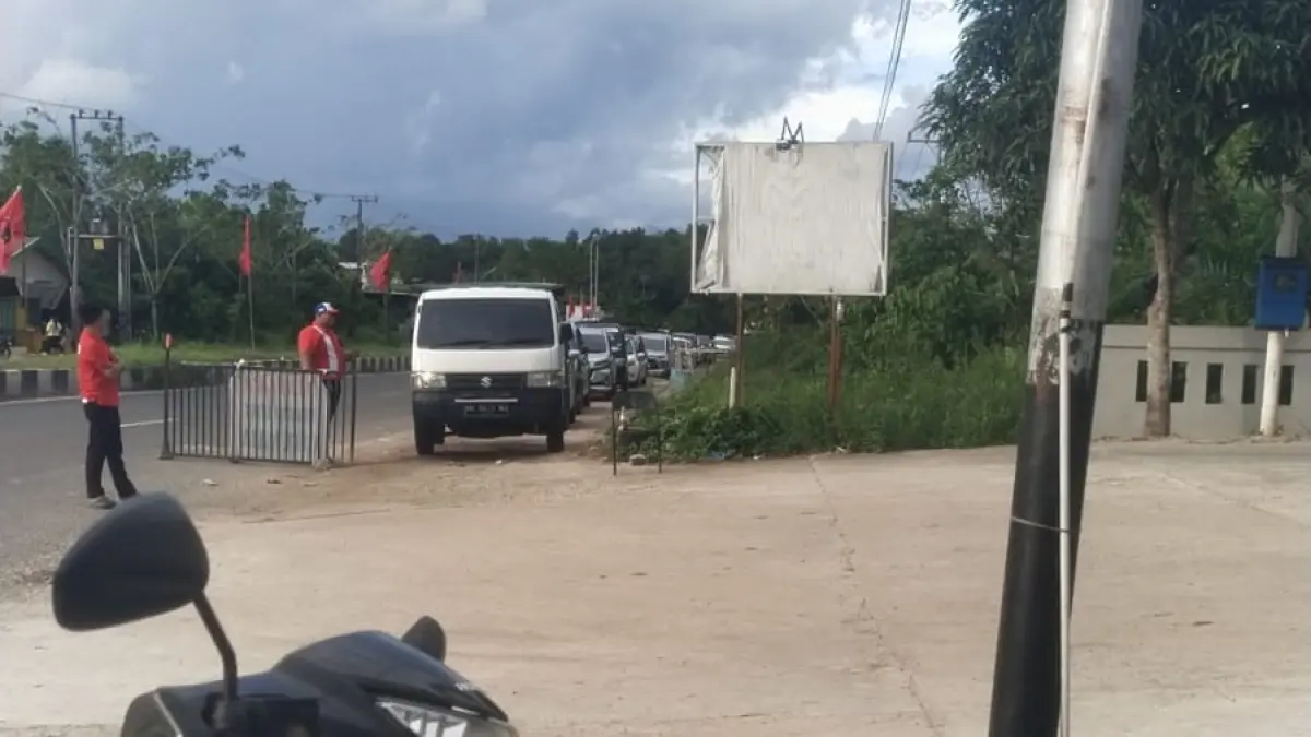 BERKURANG: Antrean di salah satu SPBU di Kabupaten Katingan mulai berkurang, namun warga masih kesulitan intuk mendapatkan BBm jenis Pertamax. (Yuswanto/Radar Sampit)