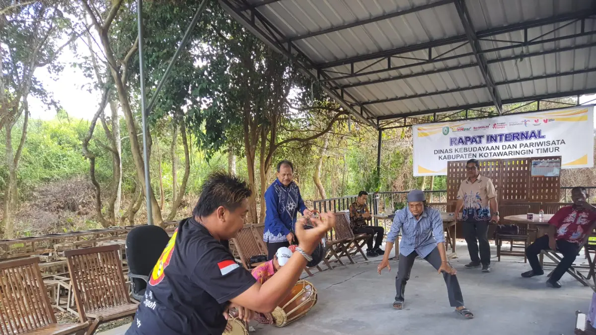 Dua pendekar Kuntau Bangkui saat melakukan latihan untuk mengikuti Festival Budaya Isen Mulang 2026 yang digelar pada 17–23 Mei 2026 di Palangka Raya.  (Akbar)
