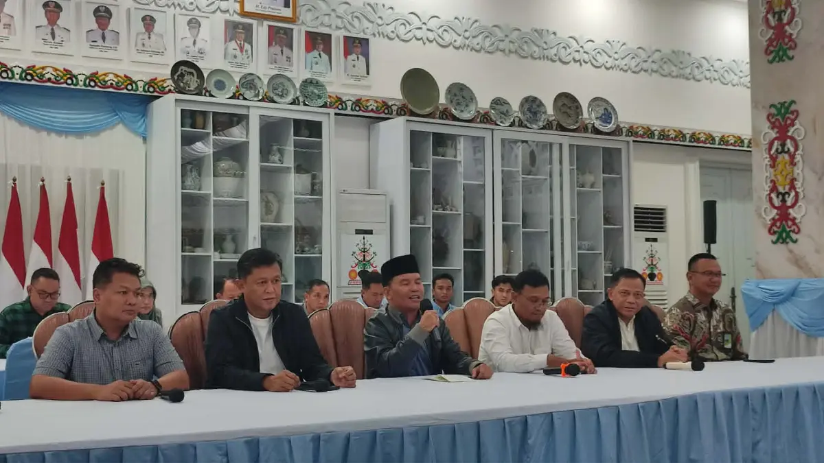 Gubenur Kalteng Agustiar Sabran bersama Kapolda, Pangdam hingga pihak Pertamina saat memberikan keterangan resmi terkait kondisi pasokan BBM, khususnya di Palangka Raya dan Kalteng secara umum, baru-baru tadi.(Dodi/radarsampit)
