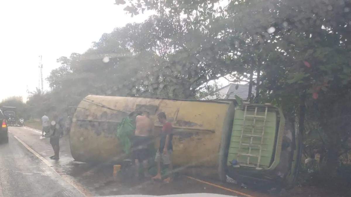 Kecelakaan lalu lintas melibatkan truk pengangkut crude palm oil (CPO) dan sebuah mobil Daihatsu Sigra terjadi di ruas Jalan Tjilik Riwut, tepatnya di dekat SPBU Jemaras, Desa Jemaras, Kecamatan Cempaga. (warga/radar sampit)