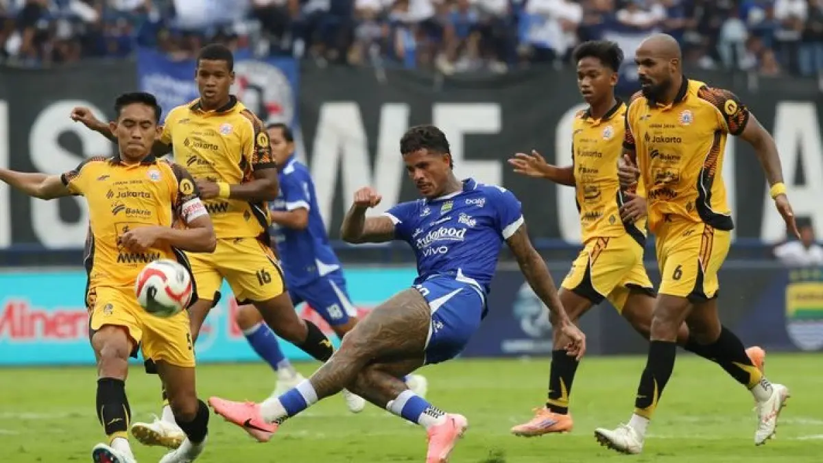 Laga antara Persija Jakarta dan Persib Bandung yang berjalan keras (net)