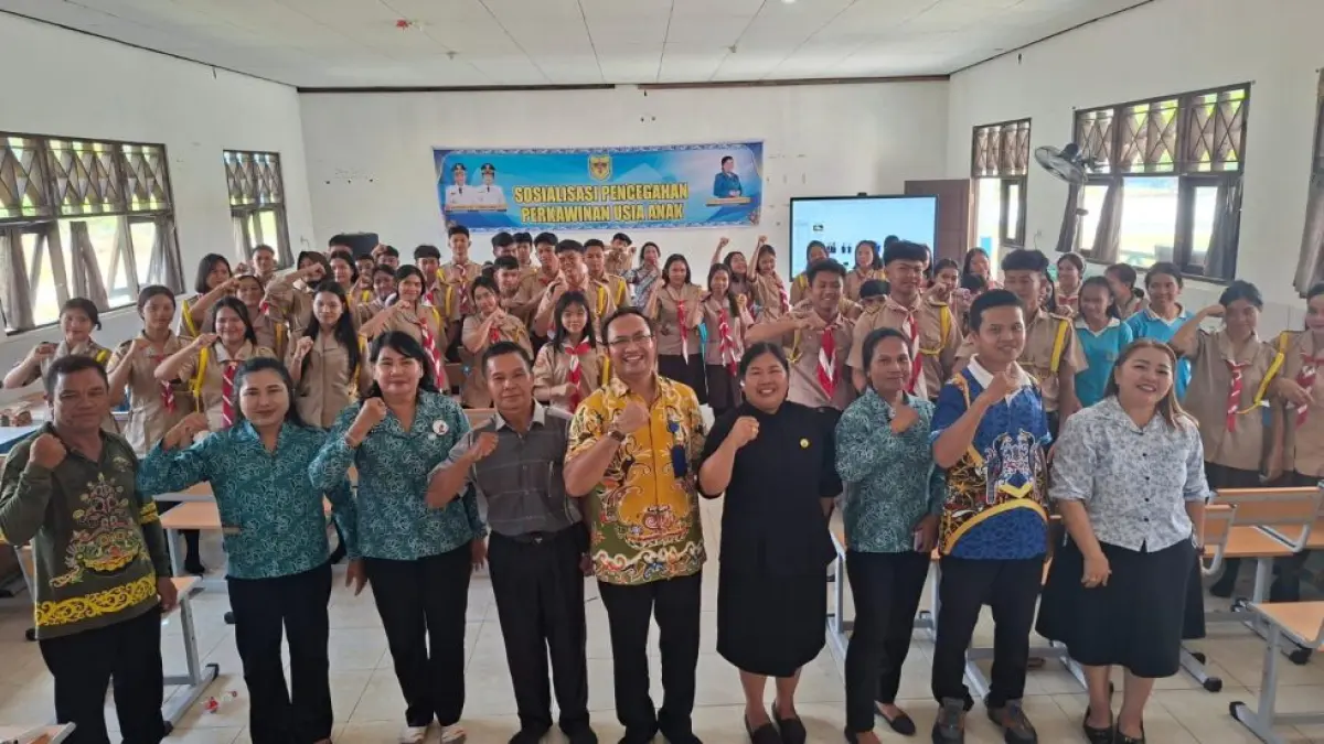 Para peserta didik SMAN 2 Kuala Kurun bersama dengan narasumber kegiatan sosialisasi pencegahan perkawinan usia anak, pekan lalu.(istimewa/TP-PKK Gumas)