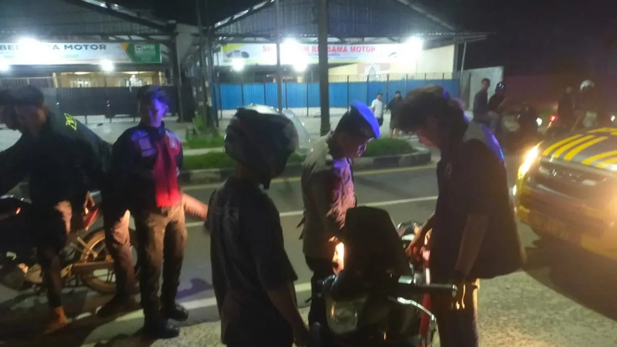 Patroli Polres Kotawaringin Barat saat mengamankan pelaku balapan liar di Jalan Ahmad Yani, Kelurahan Baru, Kecamatan Arut Selatan, Kabupaten Kotawaringin Barat, Minggu 10 Mei 2026 pukul 00.30 WIB.&nbsp; (POLRES KOBAR/RADAR SAMPIT)