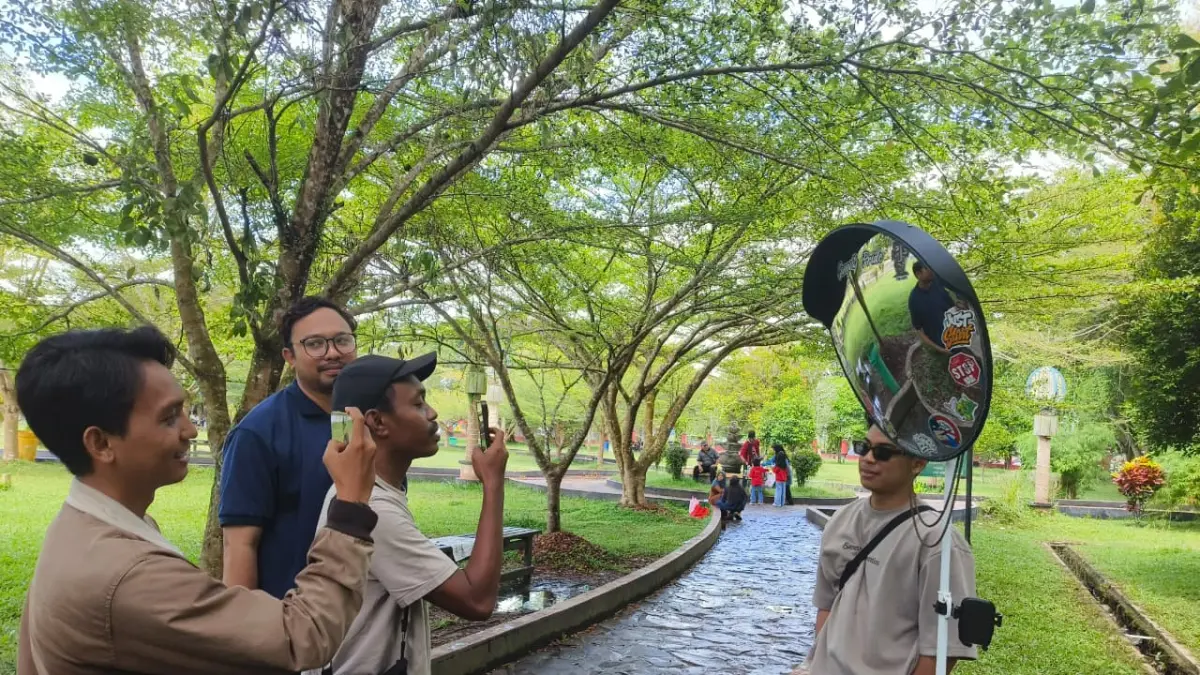 Tren foto estetik menggunakan cermin cembung yang kini mulai menjadi daya tarik baru bagi kalangan anak muda di Sampit.  (Akbar/Radar Sampit)