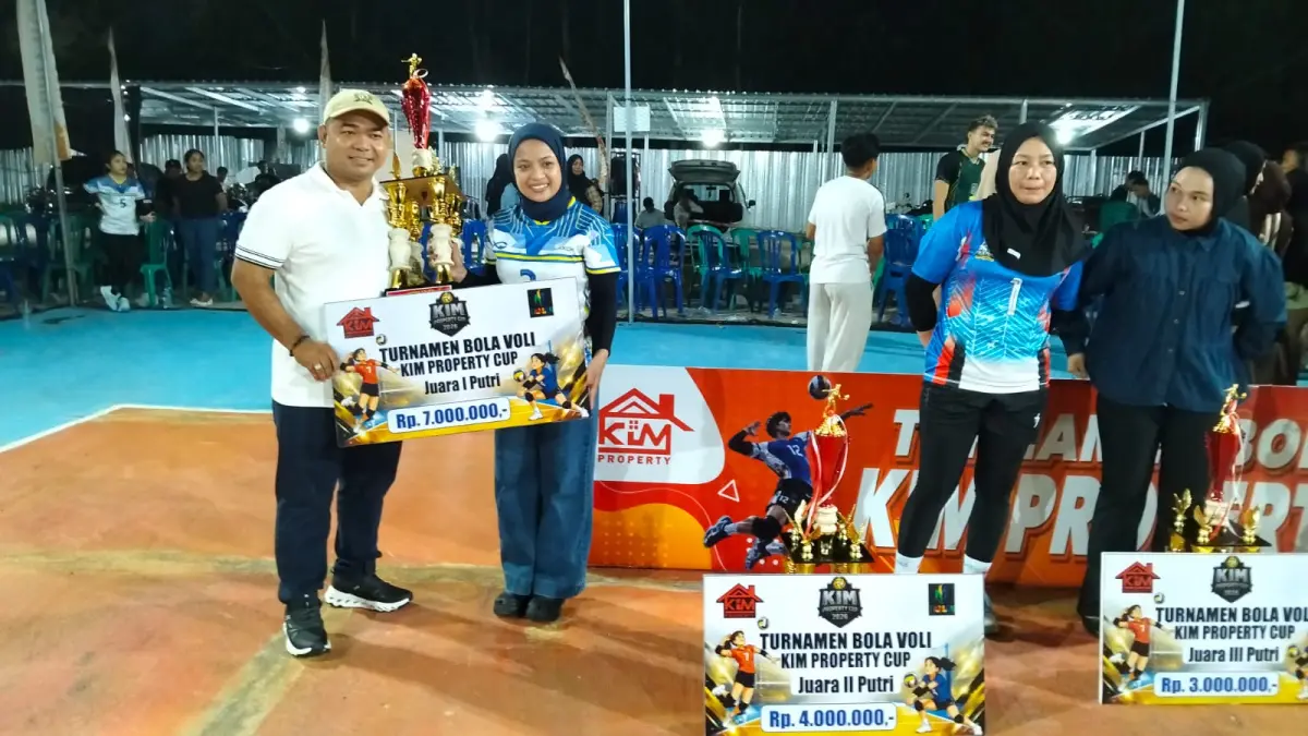 Turnamen bola voli KiM Property Cup I resmi berakhir dengan laga final yang berlangsung meriah di Taman Kolaborasi, Kelurahan Madurejo, Kecamatan Arut Selatan, Sabtu (9/5) malam.