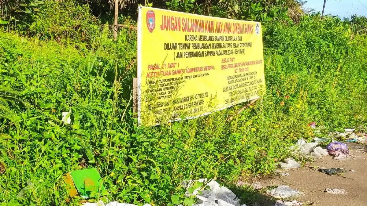 Warga yang membuang sampah sembarangan di Jalan Samari, arah Perumahan Danau Biru, Kabupaten Kotawaringin Barat