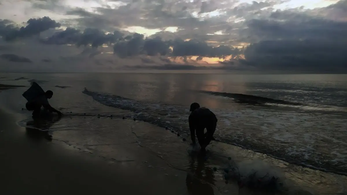 Aktivitas nelayan di Pantai Ujung Pandaran, Kecamatan Teluk Sampit, Kabupaten Kotawaringin Timur.