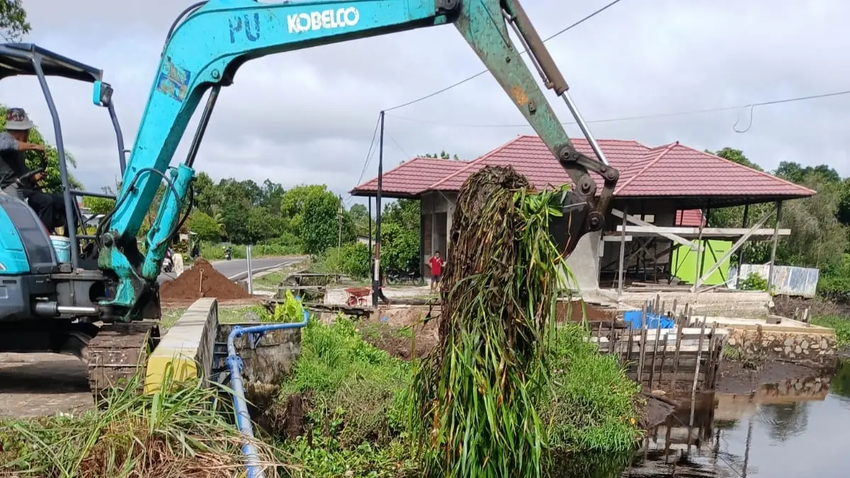 Alat berat diterjunkan untuk menormalisasi drainase di Sampit, Sabtu (9/5).(istimewa/SDABMBKPRKP KOTIM)