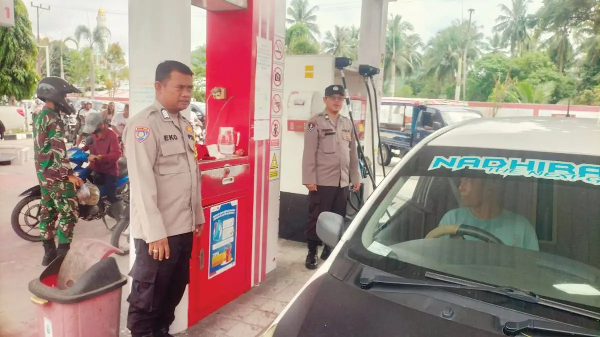 AMAN TERKENDALI : Personel Satsamapta Polresta Palangka Raya patroli dialogis di sejumlah lokasi keramaian. FOTO: DODI/RADAR SAMPIT