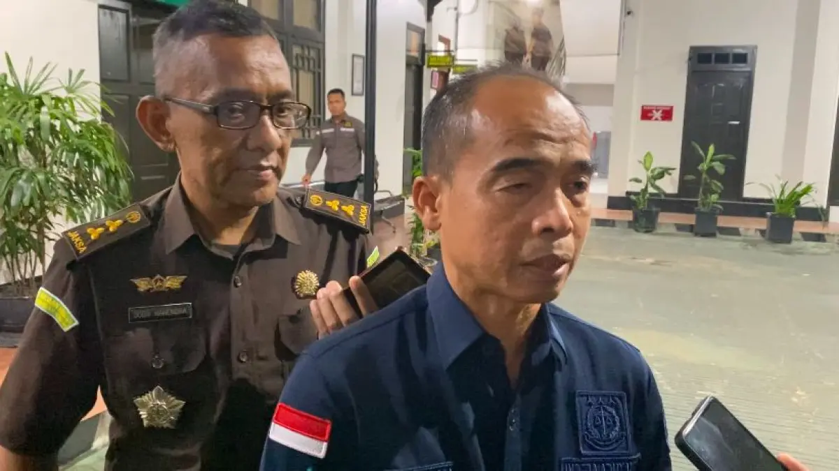 Asintel Kejati Kalteng Hendri Hanafi didampingi Kasi Penkum Dodi Mahendra