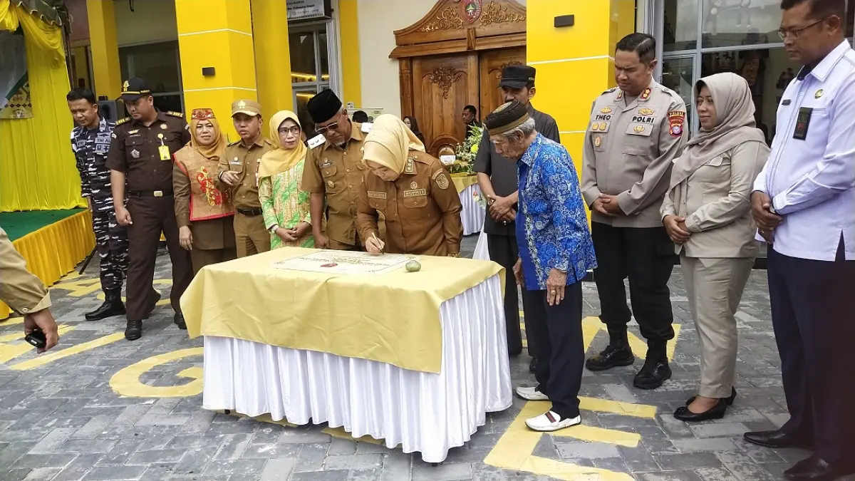 Bupati Kotawaringin Barat Hj Nurhidayah menandatangani prasasti peresmian Pasar Seni Kiai Gede. (SYAMSUDIN/RADAR SAMPIT)