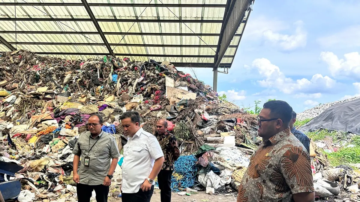 Bupati Lamandau Rizky Aditya Putra melaksanakan studi tiru pengelolaan sampah berbasis Tempat Pengolahan Sampah Terpadu–Refuse Derived Fuel (TPST-RDF) di Kabupaten Banyumas, Jawa Tengah, Jumat (08/05). (foto: pemkab lamandau)