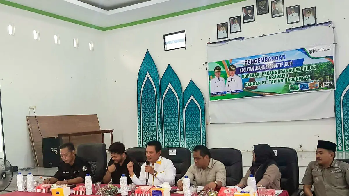 Bupati Seruyan Ahmad Selanorwanda menghadiri pengembangan kegiatan usaha produktif Koperasi Pelangi Danau Seluluk, akhir pekan lalu.&nbsp; (rifani/radar sampit)