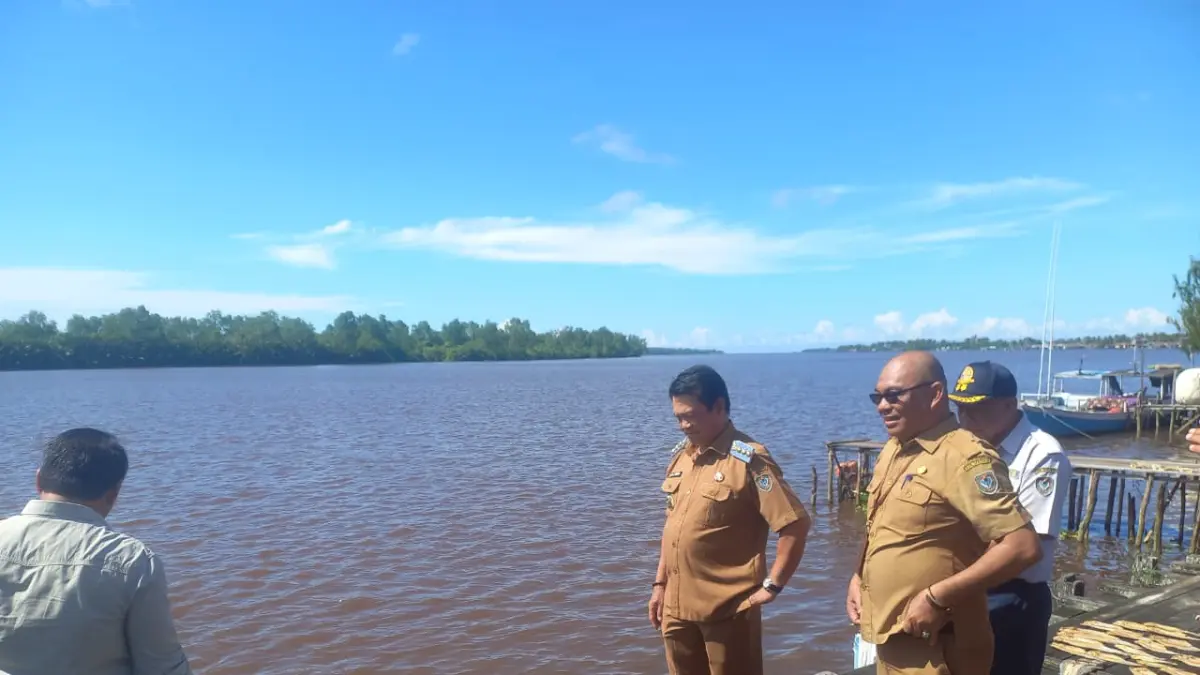 Bupati Seruyan Ahmad Selanorwanda saat sidak pelabuhan nelayan yang mengalami kerusakan. (rifani/radar sampit)