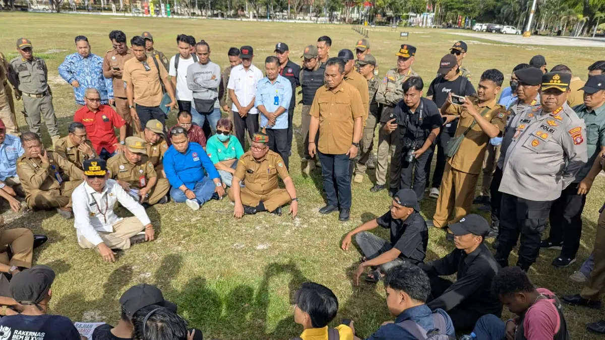 Gubernur Kalteng Agustiar Sabran saat turun langsung menemui massa aksi demo dan mendengarkan tuntutan yang disampaikan mahasiswa.(Dodi/radarsampit)