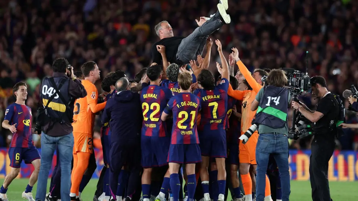 KAMPIUN: Pemain Barcelona menggendong pelatih mereka, merayakan juara La Liga, setelah menang 2-0 atas Real Madrid, Senin (11/5) dini hari WIB. (net)