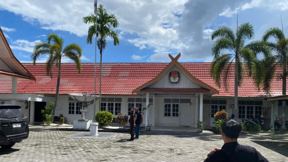 Kantor KPU Kabupaten Kotawaringin Timur kembali didatangi tim penyidik dari Kejaksaan Tinggi Kalimantan Tengah bersama auditor Badan Pengawasan Keuangan dan Pembangunan, Senin (11/5/2026).&nbsp; (rado/radar sampit)