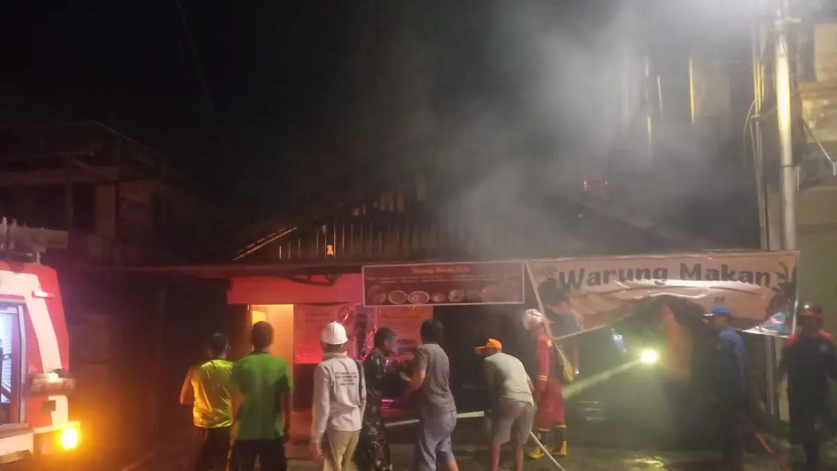 Kebakaran hebat terjadi di kawasan Pasar Tengah, Jalan Ais Nasution, Kuala Pembuang. Kobaran api melahap sebuah warung makan dan sempat membuat warga sekitar panik, Senin (11/5/2026) (Rifani/Radar Sampit)