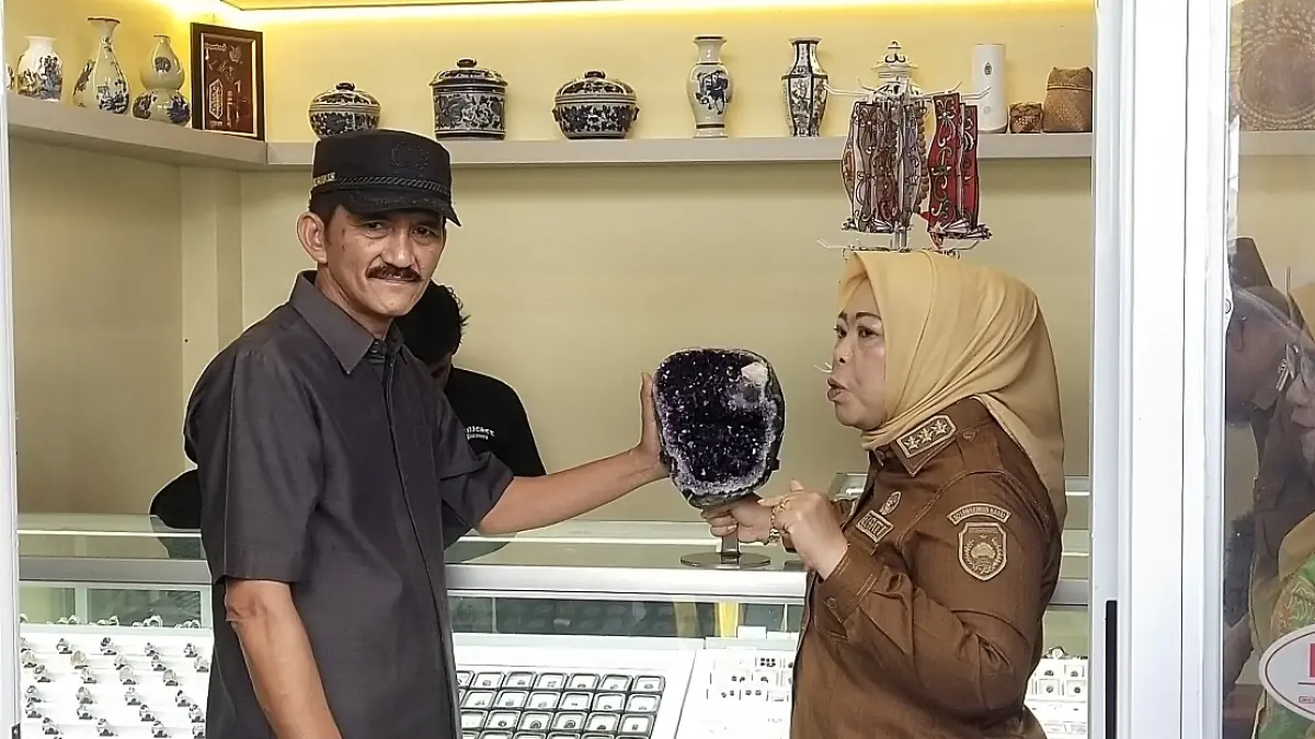 Ketua DPRD Kotawaringin Barat Mulyadin bersama Bupati Kobar menunjukkan batu kecubung di pasar seni.&nbsp; (SYAMSUDIN/RADARSAMPIT)