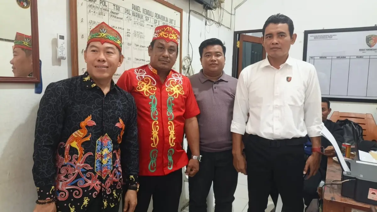 Ketua Harian DAD Kotim Gahara bersama dengan Petrus Limbas dan kuasa hukumnya Sapriyadi saat di Polres Kotim (11/5).(rado/radarsampit)