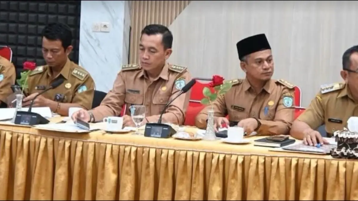 Para camat saat menghadiri rapat evaluasi di Aula Sekretariat Daerah Kabupaten Lamandau. (RIA/RADAR SAMPIT)