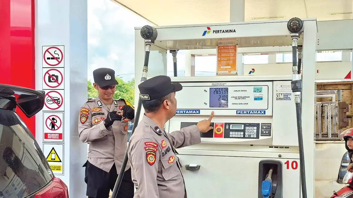 PENGAWASAN: Personel Polres Seruyan melaksanakan pengecekan salah satu SPBU, pekan lalu. FOTO: RIFANI/RADAR SAMPIT