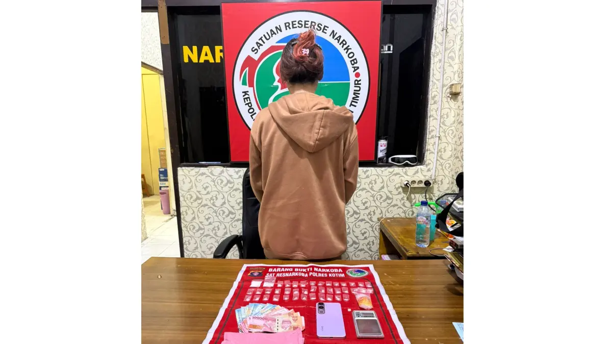 PENGEDAR : Perempuan berusia 34 tahun ini saat menjalani pemeriksaan di Kantor Polisi karena terlibat narkoba. HUMAS/RADAR SAMPIT