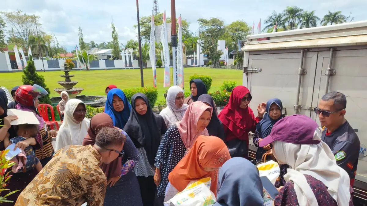 Penyaluran bantuan pangan di Sampit, Kabupaten Kotim, beberapa waktu lalu.  (Akbar/Radar Sampit)