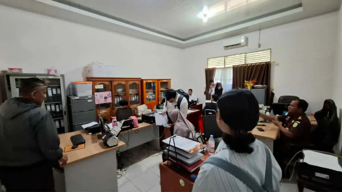 Penyidik Kejati Kalteng saat kembali menggeledah kantor KPU Kotim, Senin (11/5). (istimewa)