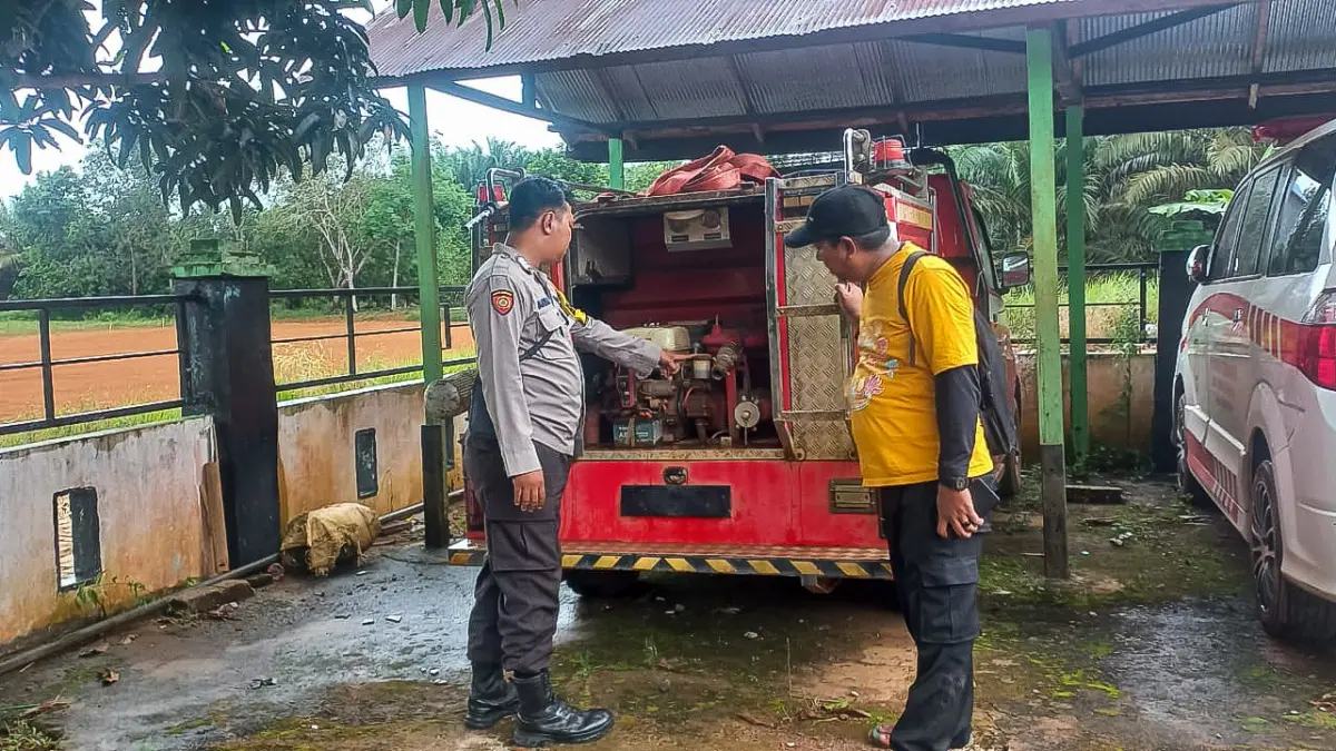 Polsek Danau Sembuluh mengecek sarana dan prasarana pemadam kebakaran di Desa Terawan, Kecamatan Seruyan Raya, Sabtu (9/5). (rifani/radar sampit) 