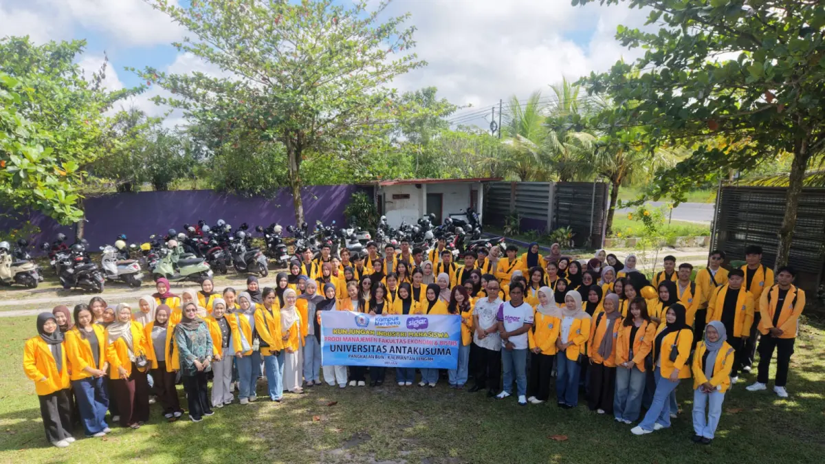 Sebanyak 97 mahasiswa Fakultas Ekonomi, program studi manajemen Universitas Antakusuma Pangkalan Bun mengikuti kunjungan industri ke pabrik air mineral Sigar, Senin 11 Mei 2026. (UNTAMA/RADAR SAMPIT)