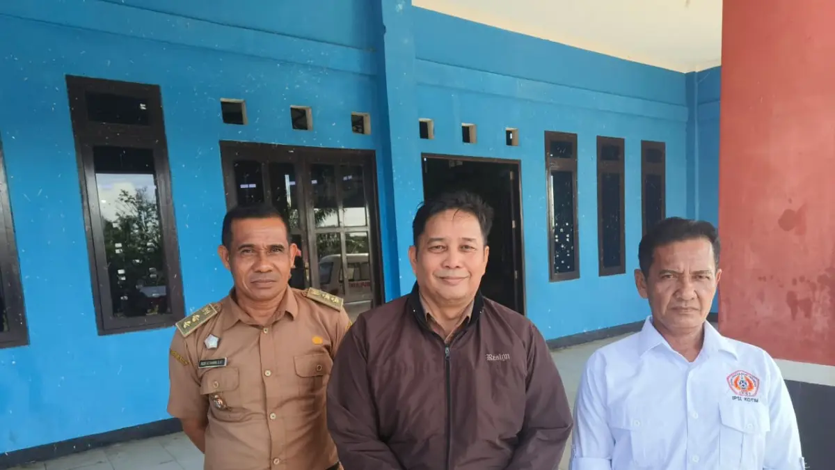 Sekretaris Umum KONI Kotim, Huzaifah (Tengah), berharap seluruh cabor memaksimalkan persiapan agar mampu meraih hasil terbaik pada Porprov XIII Kalimantan Tengah 2026.  (Akbar/Radar Sampit)