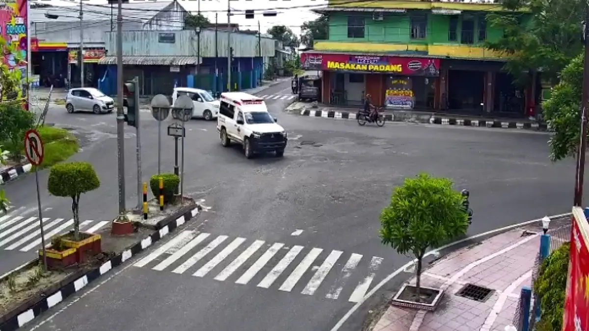 Suasana lalulintas di simpang empat Masjid Agung Riyadlush Shalihin, Kelurahan Sidorejo, Kecamatan Arut Selatan, Kabupaten Kotawaringin Barat, Senin 11 Mei 2026.