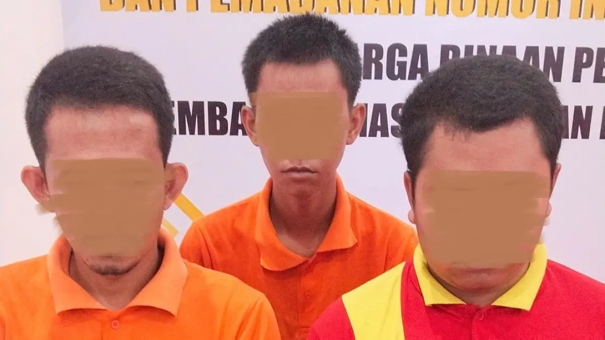 Tiga terdakwa kasus pencurian baterai telkomsel saat sidang di PN Nanga Bulik. (istimewa)
