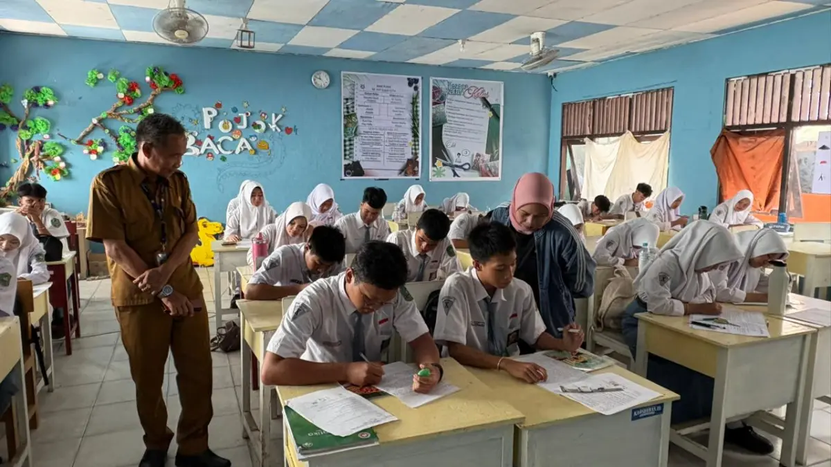 TULIS SURAT: Para pelajar SMAN 1 Sampit sedang menulis surat untuk Bupati, Senin (11/5) YUNI/RADAR SAMPIT
