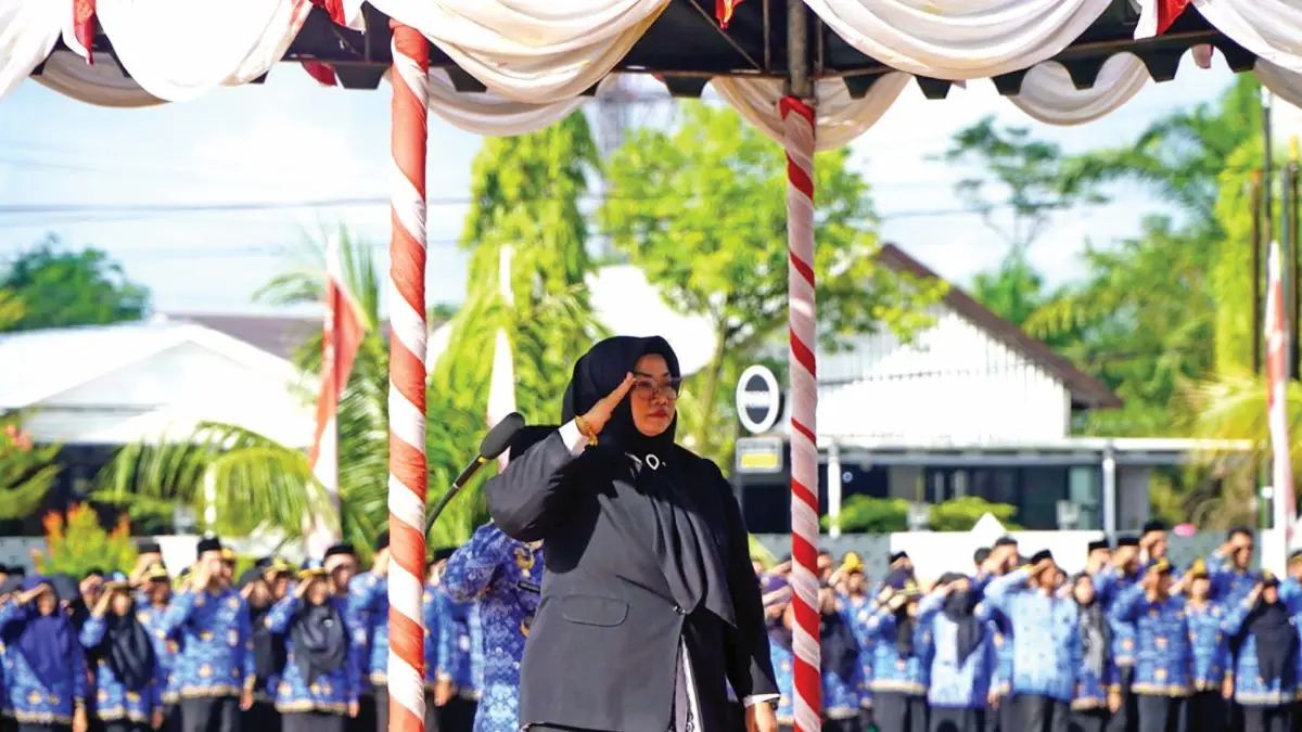 UPACARA: Wakil Bupati Kotim Irawati pimpin upacara gabungan di halaman Kantor Pemkab Kotim, Senin (11/5/2026). FOTO: KOMINFO KOTIM/RADAR SAMPIT 