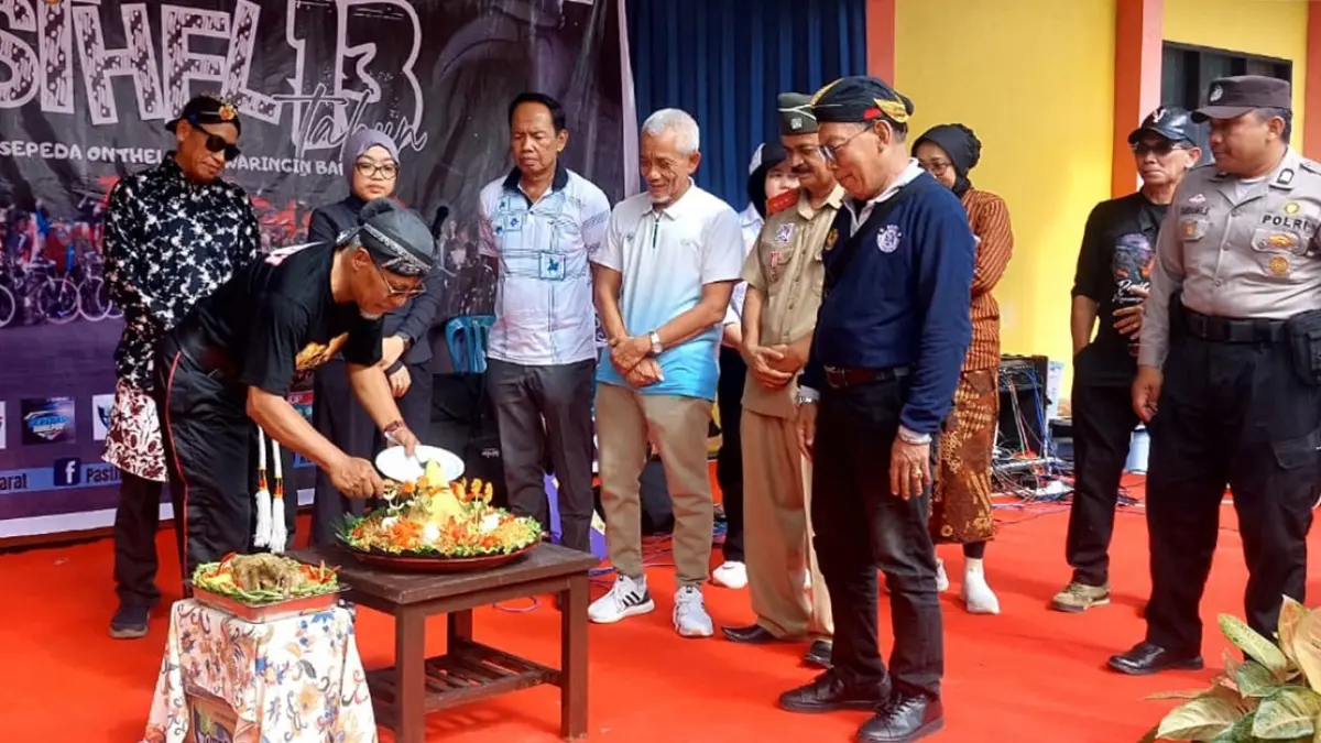 Wakil Bupati Kotawaringin Barat memotong tumpeng pada HUT ke 13 Pasthel. (PROKOM PEMKAB KOBAR)&nbsp;