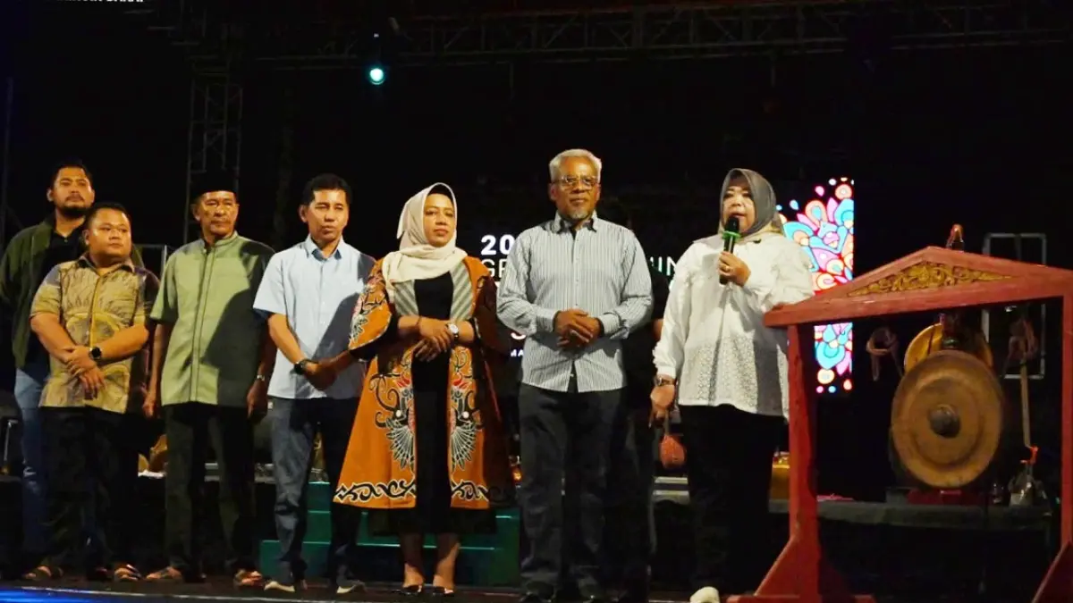 Wakil ketua II DPRD Kobar Sri Lestari bersama Bupati dan Wakil Bupati Kobar saat acara Expo di Kecamatan Pangkalan Banteng. (RIBUT PROKOM PEMKAB KOBAR)