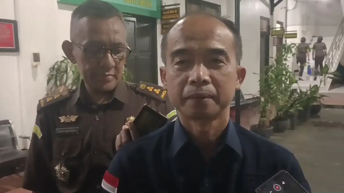 Asintel Kejati Kalteng Hendri Hanafi didampingi Kasi Penkum Dodi Mahendra