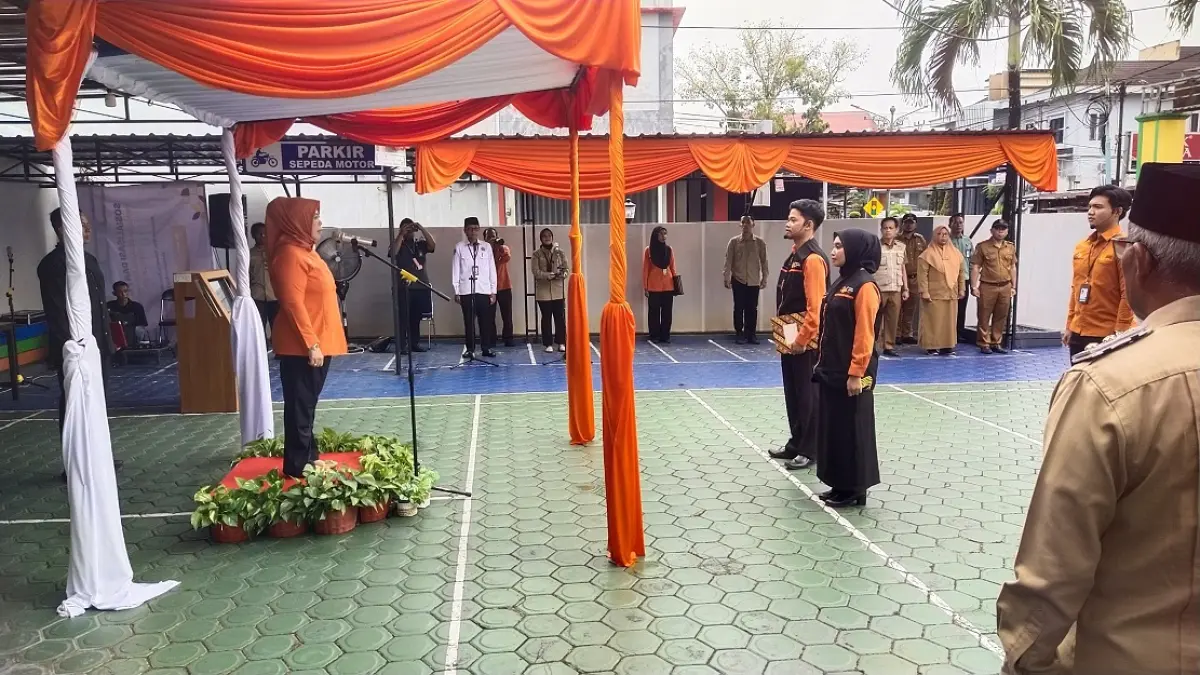 Bupati Kobar Nurhidayah memimpin apel siaga Sensus Ekonomi 2026 di halaman kantor BPS Kobar. &nbsp;(SYAMSUDIN/RADAR SAMPIT)&nbsp;